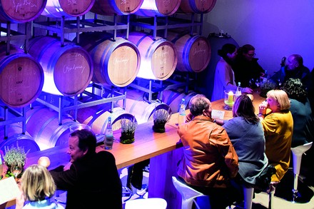 Mehrere Genießer tafeln in einem Weinkeller