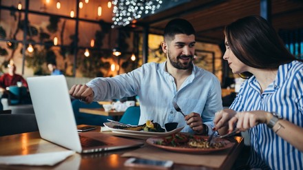 Gäste mit einem Laptop in einem Lokal