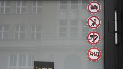 Verbotsschilder am Eingang