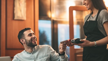 Ein Gast beim Bezahlen im Restaurant