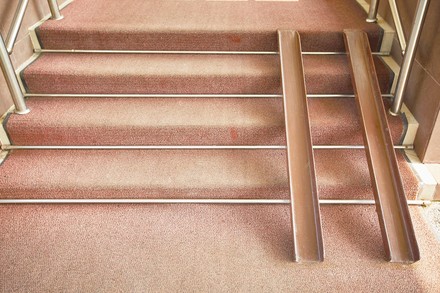 Treppenaufgang im Hotel mit Schienen für Rollstuhlfahrer