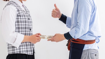 Die Geldübergabe zwischen zwei Personen