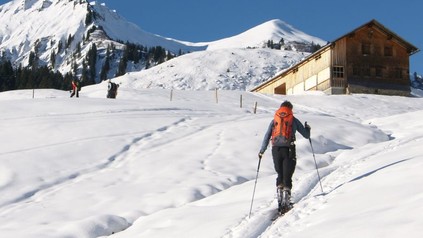 Frau mit Langlaufski
