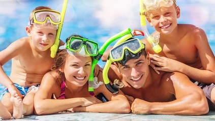 Eine Familie mit Kindern in einem Hotelpool