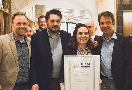 Die bestplatzierte Absolventin Lara Panero erhielt ihr Diplom zur Genusshandwerkerin von JRE-Präsident Alexander Huber (2.v.lks.), Michael Oettinger (lks.) und Küchenfachlehrer Volker Wilsch.