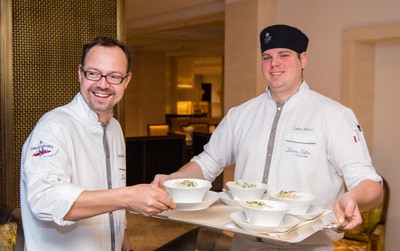 Hendrik Otto und Koch mit Tablett