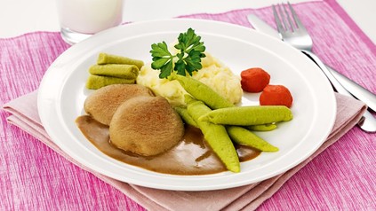 Rind, Bohnen und Tomaten Timbale mit Erdäpfelpüree