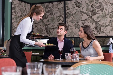 Ein junges Pärchen an einem Restauranttisch