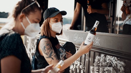 Zwei Frauen am Fritz-Kola-Stand