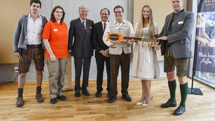 Burkhof Übergabe Profiroester: Roman Meister, Nicole Karpik, Albert Darboven, Lukas Werner, Michael Kramer, Julia Jasionowski und Erich Würfl