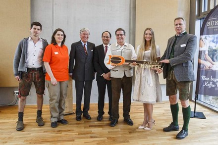 Burkhof Übergabe Profiroester: Roman Meister, Nicole Karpik, Albert Darboven, Lukas Werner, Michael Kramer, Julia Jasionowski und Erich Würfl