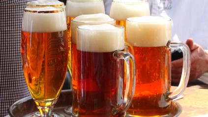 Bierkrüge auf Servierteller