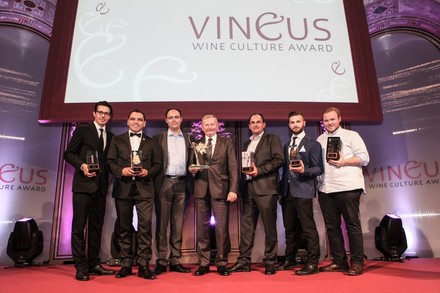 Gewinner des Vineus Wine Culture Award 2017 mit Trophäen in der Hand
