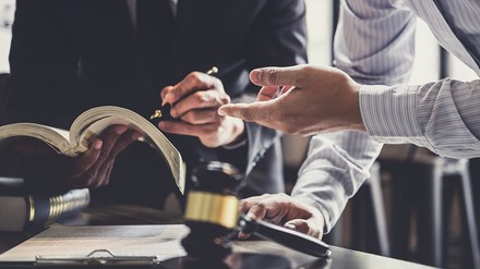 Ein Anwalt und ein Businessmann im Gespräch