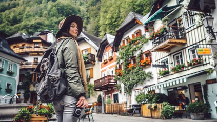 Junge Frau mit Kamera in Hallstatt