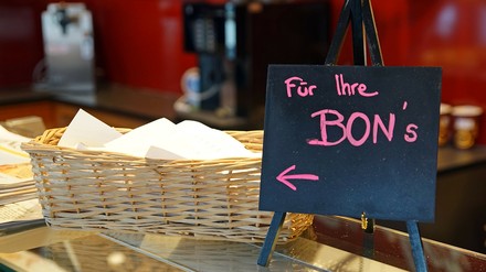 Sammelkorb auf einer Verkaufstheke für Kassenbons