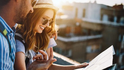 Zwei Touristen mit Landkarte