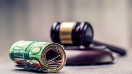 Gericht spricht Reinigungskraft Lohnnachzahlung und Abfindung zu. (Foto: © weyo/fotolia)