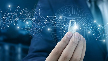 Ein Mann mit einem Schloss in der Hand