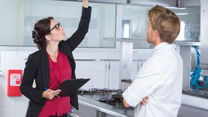 Silke Schwartau von der Verbraucherzentrale Hamburg fordert mehr Kontrollen in Restaurants. (Foto: © auremar/fotolia)