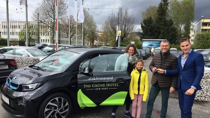 Auch der Fuhrpark des Grünen Bio-Hotel zur Post ist elektrisch. (Foto: © Das GRÜNE Hotel zur Post und Villa Ceconi/facebook.com)