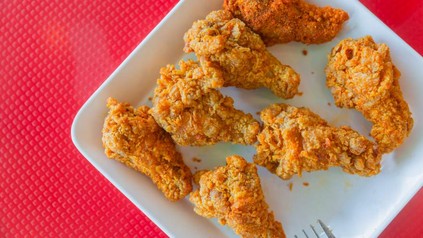 Chicken Wings von KFC auf einem Teller