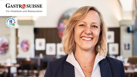 lächelnde Gastronomin