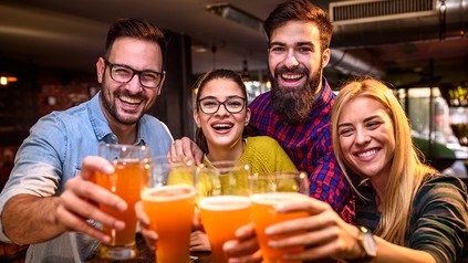 Eine Gruppe junger Gäste hat Spaß im Restaurant