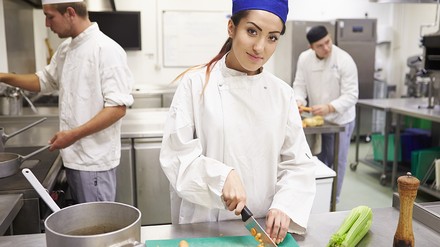 Auszubildende in der Küche einer Gastronomie