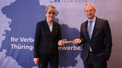 Nach 15 Jahren übergibt Gudrun Münnich die Dehoga-Führung an Mark A. Kühnelt. (Foto: Dehoga Thüringen)