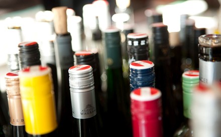 Mehrere geschlossene Weinflaschen