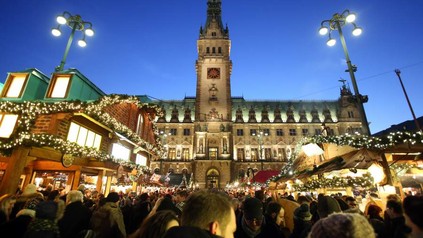Der Weihnachtsmarkt vor dem Hamburger Rathaus. (Foto: dpa)
