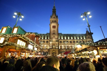 Der Weihnachtsmarkt vor dem Hamburger Rathaus. (Foto: dpa)