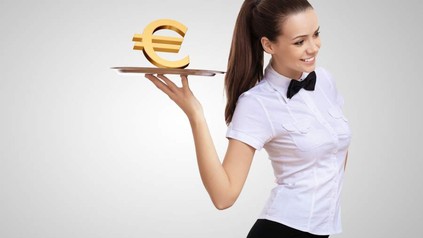 Junge Kellnerin mit Tablett in der Hand, auf dem das Euro-Symbol liegt