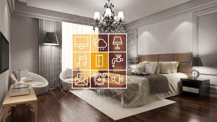 elegantes Hotelzimmer mit Smart-Home-Schaltfläche