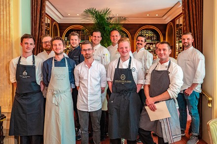 Eine Gruppe junger Koch-Azubis