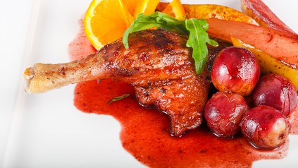 Ein Entenschlegel auf einem Teller