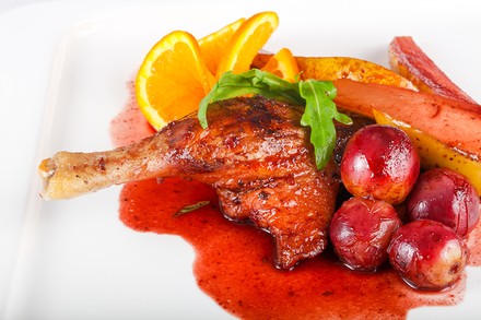 Ein Entenschlegel auf einem Teller