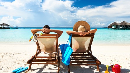 Mann und Frau im Liegestuhl am Strand