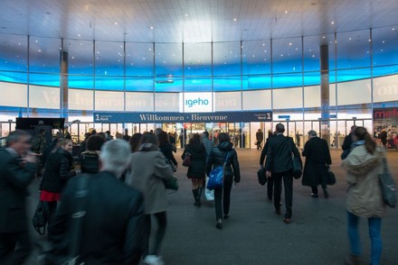 Besucher auf Baseler Messe