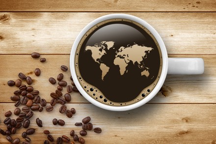 Eine Tasse Kaffee und Kaffeebohnen auf einem Tisch