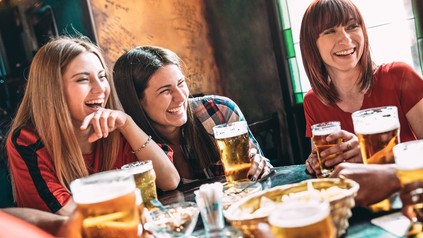 Gäste in einer Jugendherberge