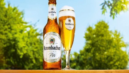 Eine Flasche und ein Glas mit Krombacher Pils