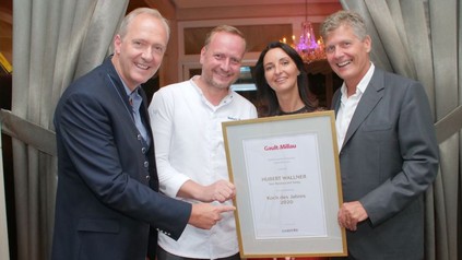 Preisträger Hubert Wallner (2. v. l.) mit Ehefrau Kerstin, Laudator Martin Sieberer (l.), und Gault&Millau Herausgeber Karl Hohenlohe (r.).
