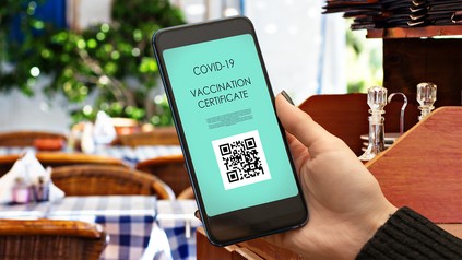 Handy mit Impfnachweis in Restaurant