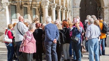 Eine Gruppe älterer Touristen bei einer Stadtführung