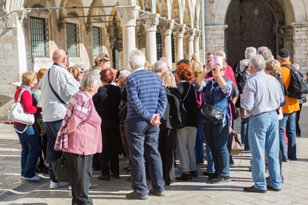 Eine Gruppe älterer Touristen bei einer Stadtführung