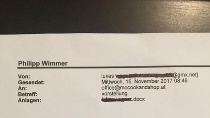 Eine ausgedruckte E-Mail eines Bewerbers an einen Restaurantbesitzer deren Text lautet: muss mich leider vorstellen von ams aus danke für ihr verständnis