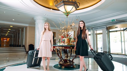 Zwei Hotelgäste in der Lobby