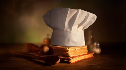 Eine Kochmütze auf einem Tisch